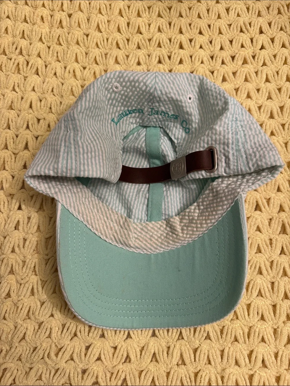 Preppy Striped Seersucker Baseball Cap with Logo - Light Blue & Whie